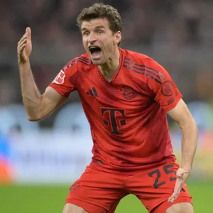 Thomas Müller gibt Anweisungen im Spiel gegen Frankfurt