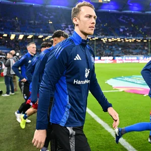 Sebastian Schonlau betritt den Platz des Volksparkstadions zum Aufwärmen