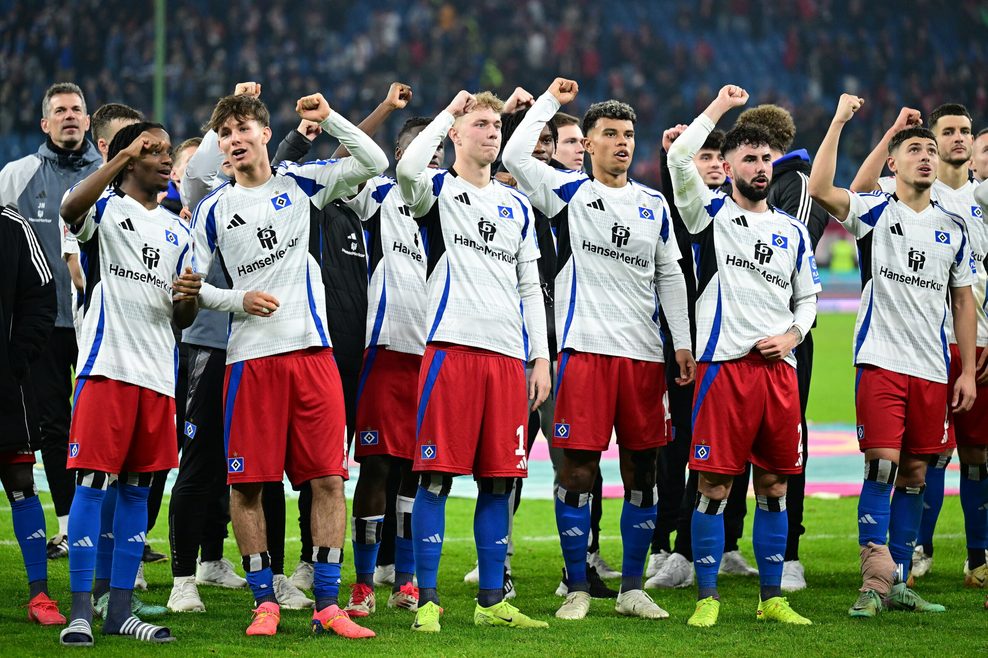 Die HSV-Profis feiern vor den Fans den Sieg gegen Kaiserslautern