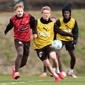 Robert Wagner, Marwin Schmitz und Carlo Boukhalfa beim St. Pauli-Training