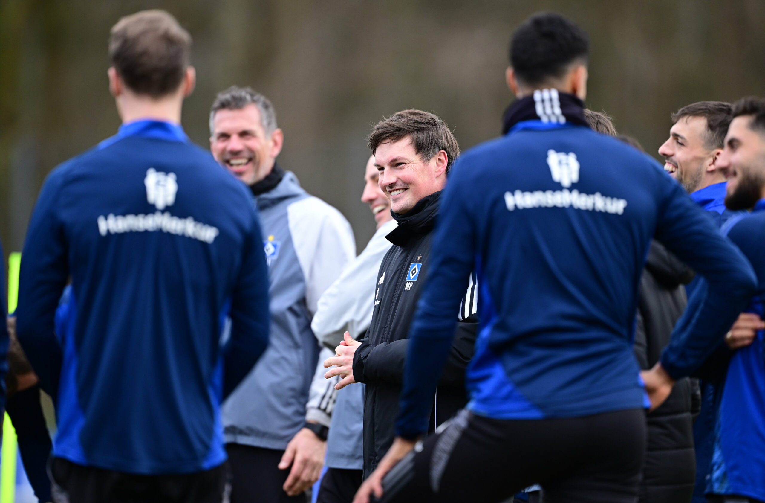 Merlin Polzin lacht im Kreis neben den Profis auf dem Trainingsplatz