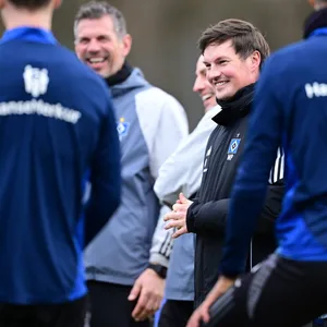 Merlin Polzin lacht im Kreis neben den Profis auf dem Trainingsplatz
