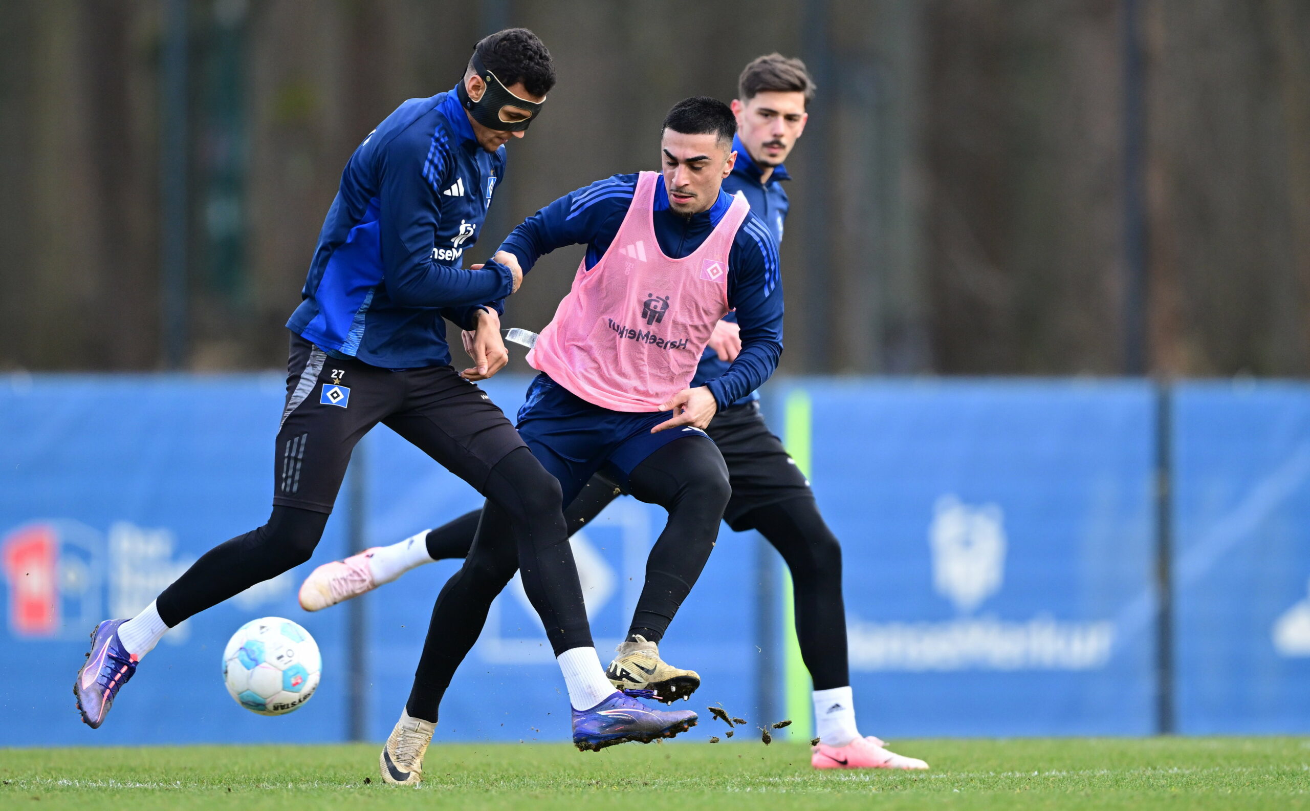 Milad Nejad im Trainingsduell mit Davie Selke