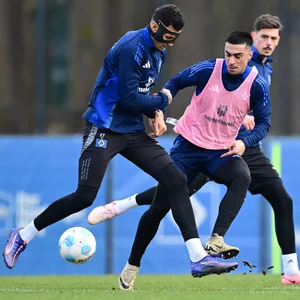 Milad Nejad im Trainingsduell mit Davie Selke