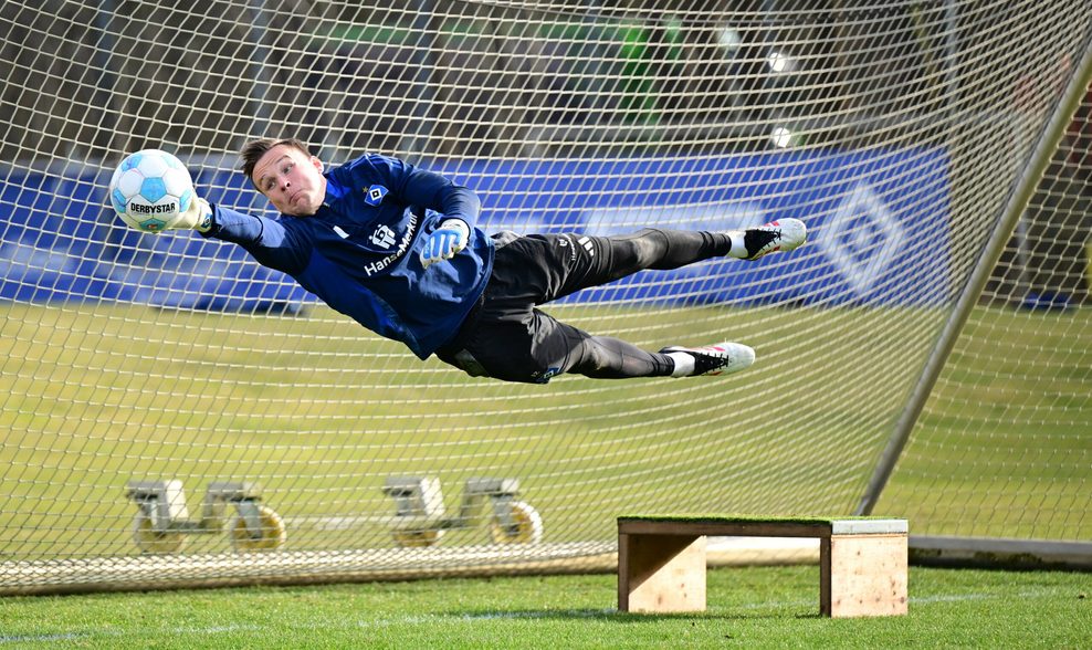 Tom Mickel hechtet im HSV-Training nach einem Ball