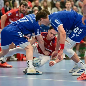 Hart gestoppt: Leif Tissier und der HSVH hatten gegen Gummersbach einen schweren Stand.