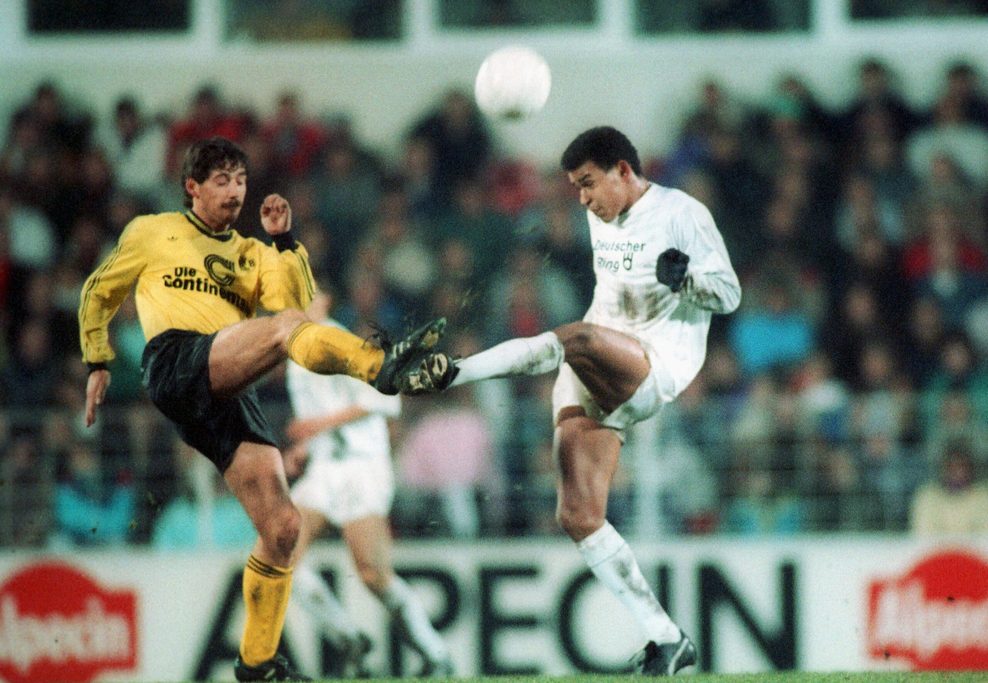 1989: Leonardo Manzi kämpft mit dem Dortmunder Thomas Kroth um den Ball.