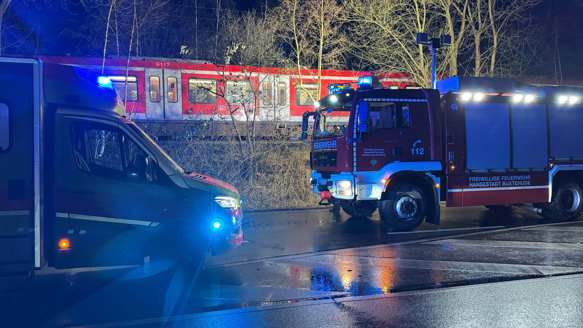 Mann öffnet während der Fahrt die S-Bahntür fällt aus dem Zug und stirbt