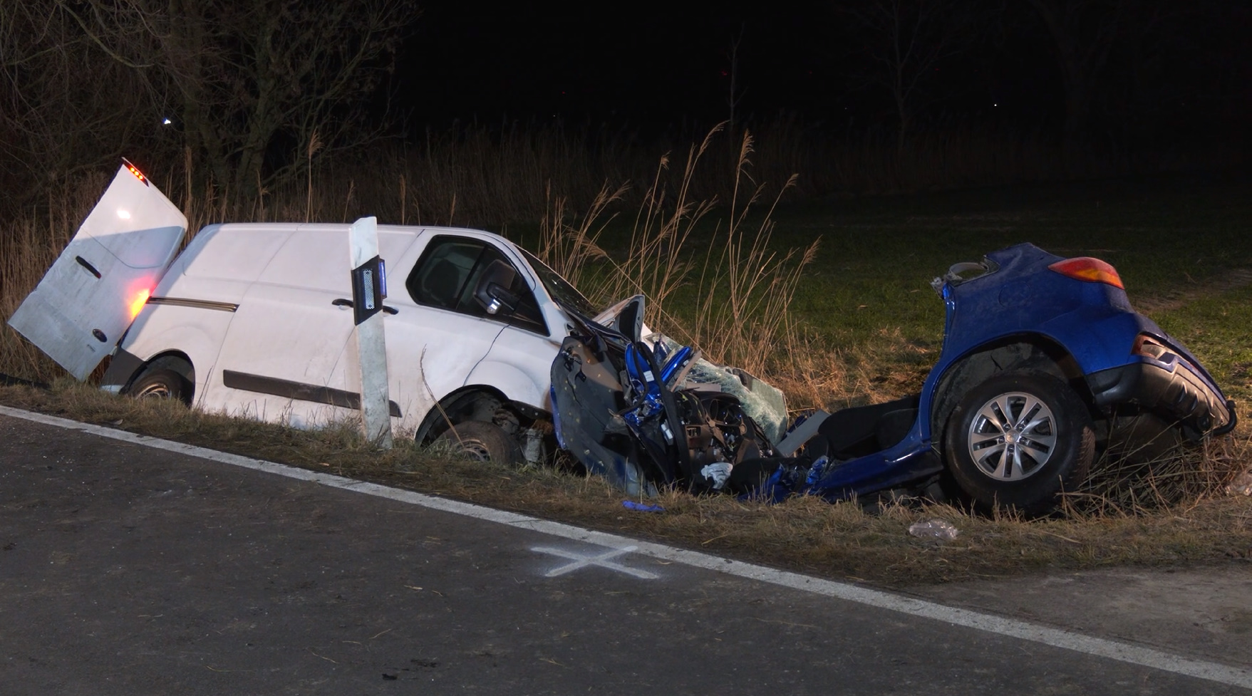 Ein Kleintransporter (l.) ist in Pewsum in den Gegenverkehr gefahren und hat den Pkw einer dreiköpfigen Familie gerammt. Zwei Menschen sind bei dem Unfall gestorben.