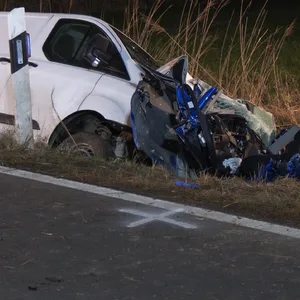 Ein Kleintransporter (l.) ist in Pewsum in den Gegenverkehr gefahren und hat den Pkw einer dreiköpfigen Familie gerammt. Zwei Menschen sind bei dem Unfall gestorben.