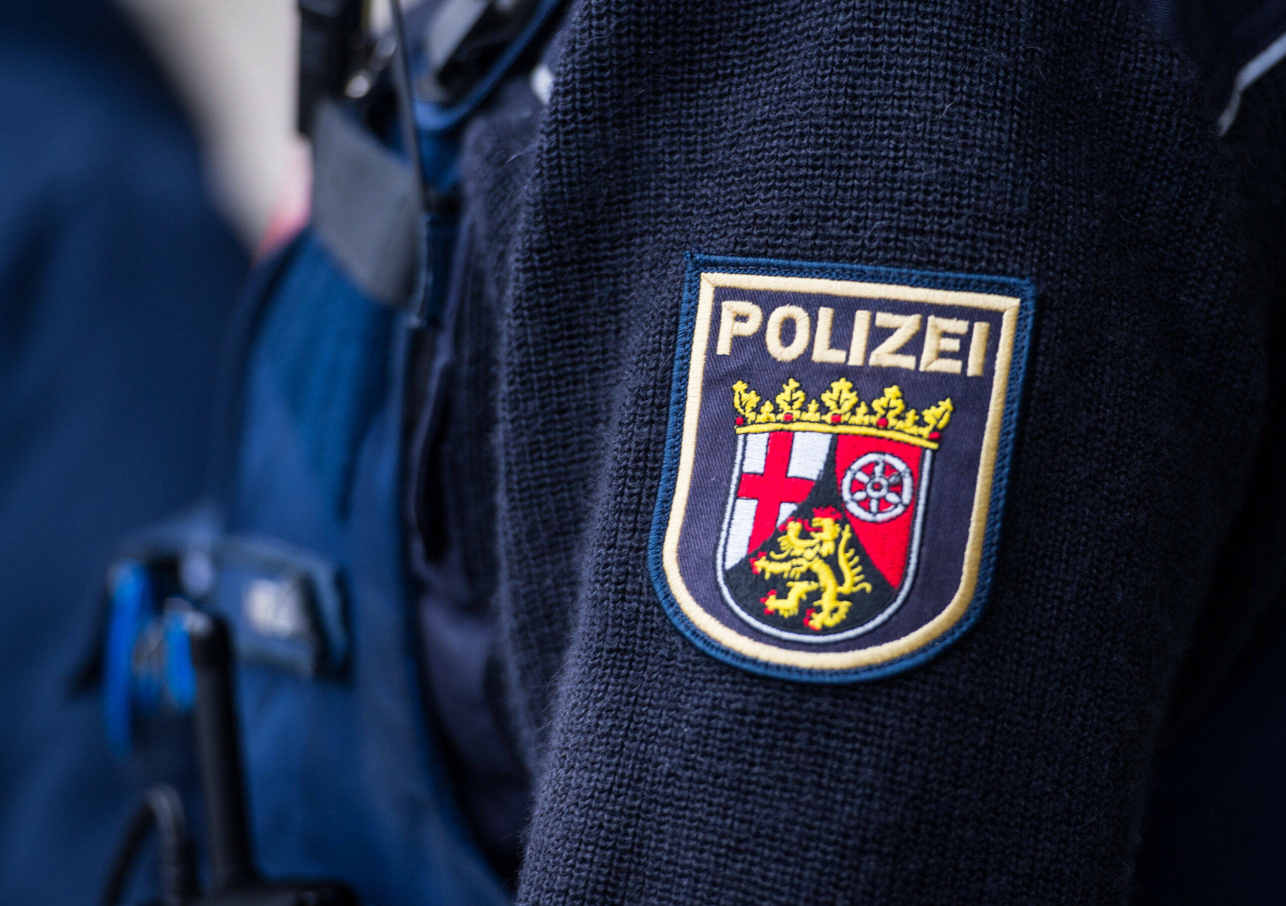 Polizist mit Landeswappen von Rheinland-Pfalz