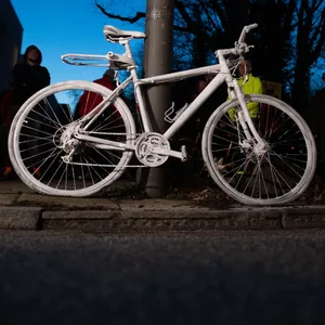Mit solchen „Ghost Bikes“ wird an im Straßenverkehr getötete Radfahrer:innen erinnert.