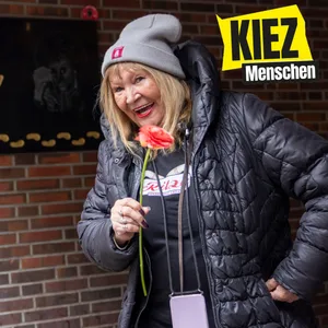 Carmen Doose (75) mit Rose auf dem Kiez