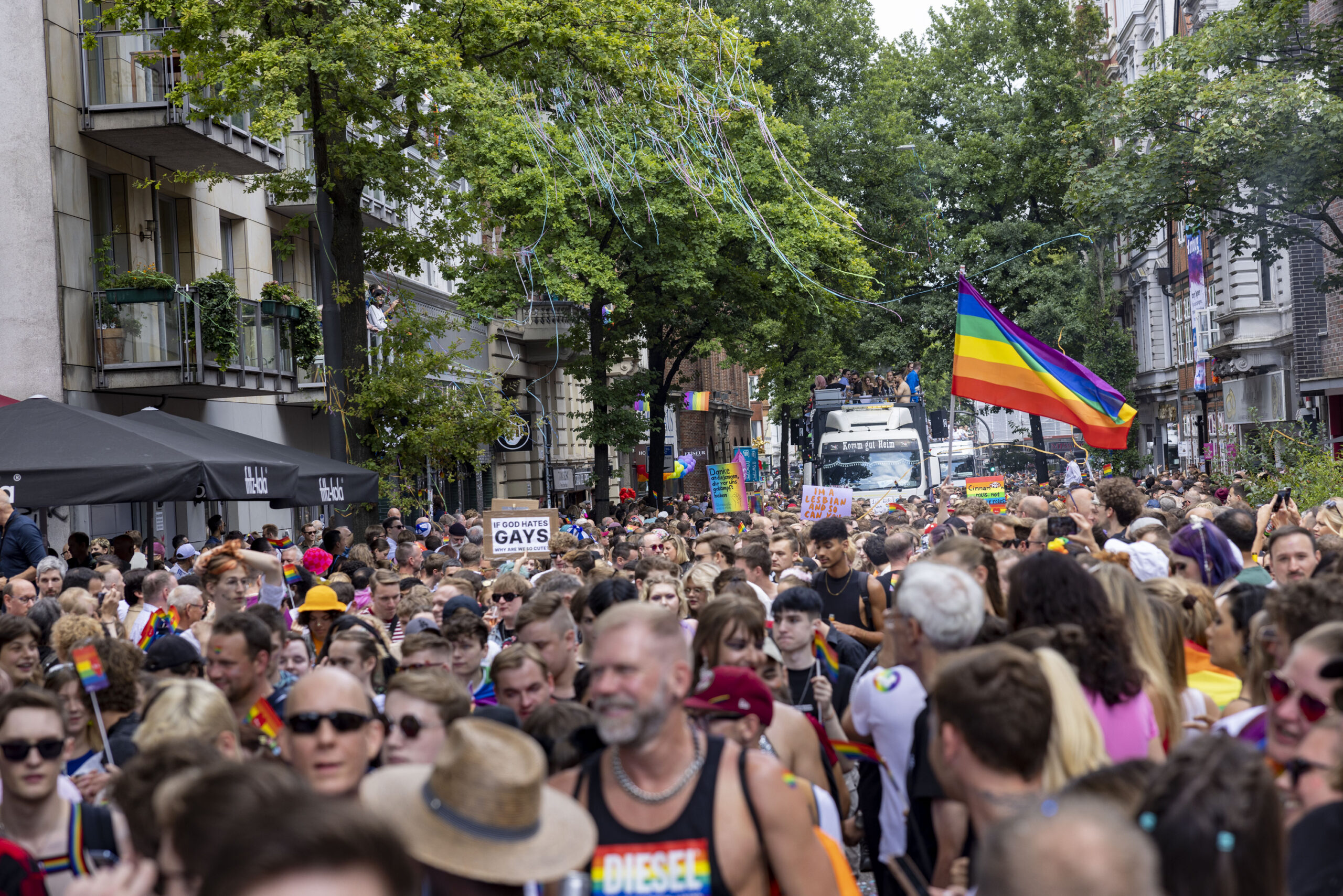 Zehntausende Menschen ziehen mit Regenbogenflaggen durch die Lange Reihe