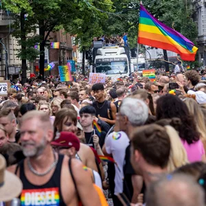 Zehntausende Menschen ziehen mit Regenbogenflaggen durch die Lange Reihe