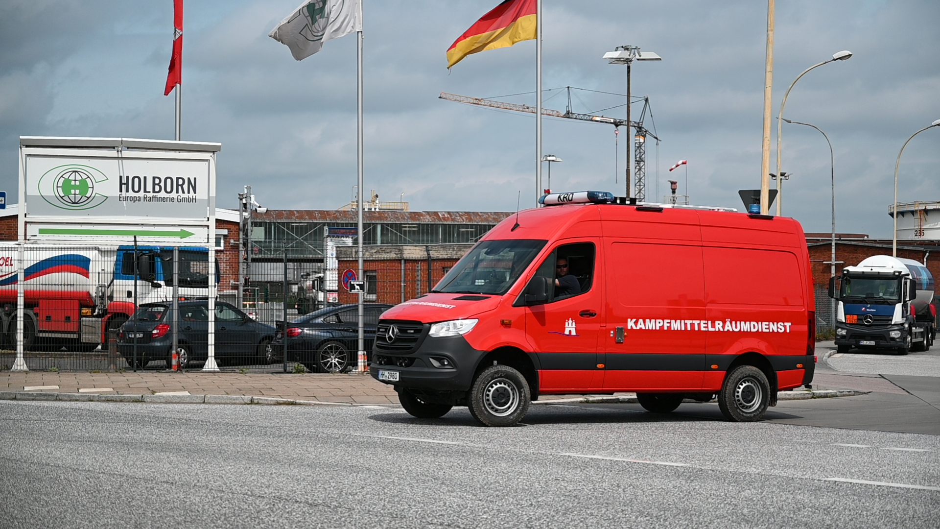 Rotes Fahrzeug des Kampfmittelräumdienst