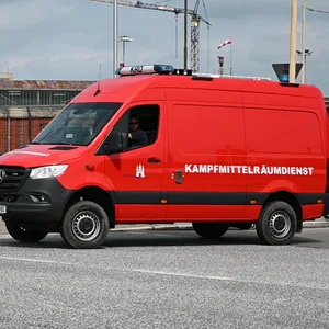 Rotes Fahrzeug des Kampfmittelräumdienst