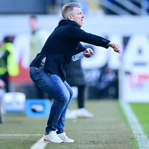 Paderborns Trainer Lukas Kwasniok gibt Anweisungen