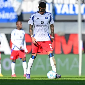 HSV-Stürmer Davie Selke wirkt nach dem 0:2 in Paderborn geknickt.