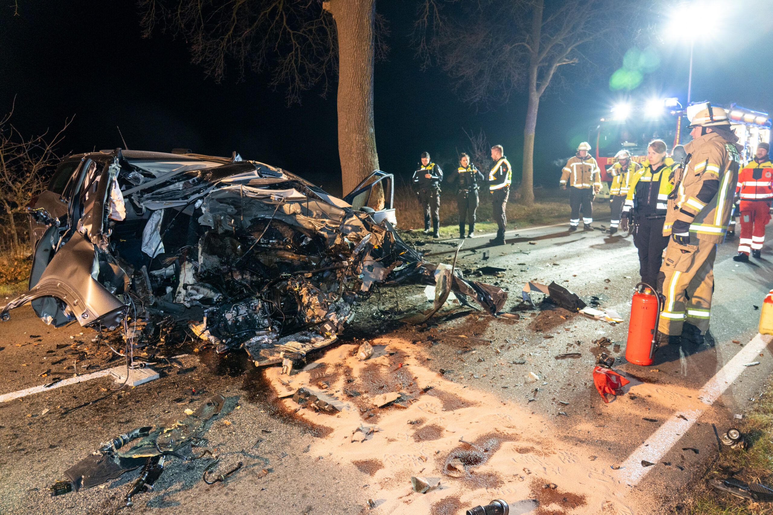 Am Montagabend kam es zu einem schweren Verkehrsunfall, der Autofahrer starb noch vor Ort.