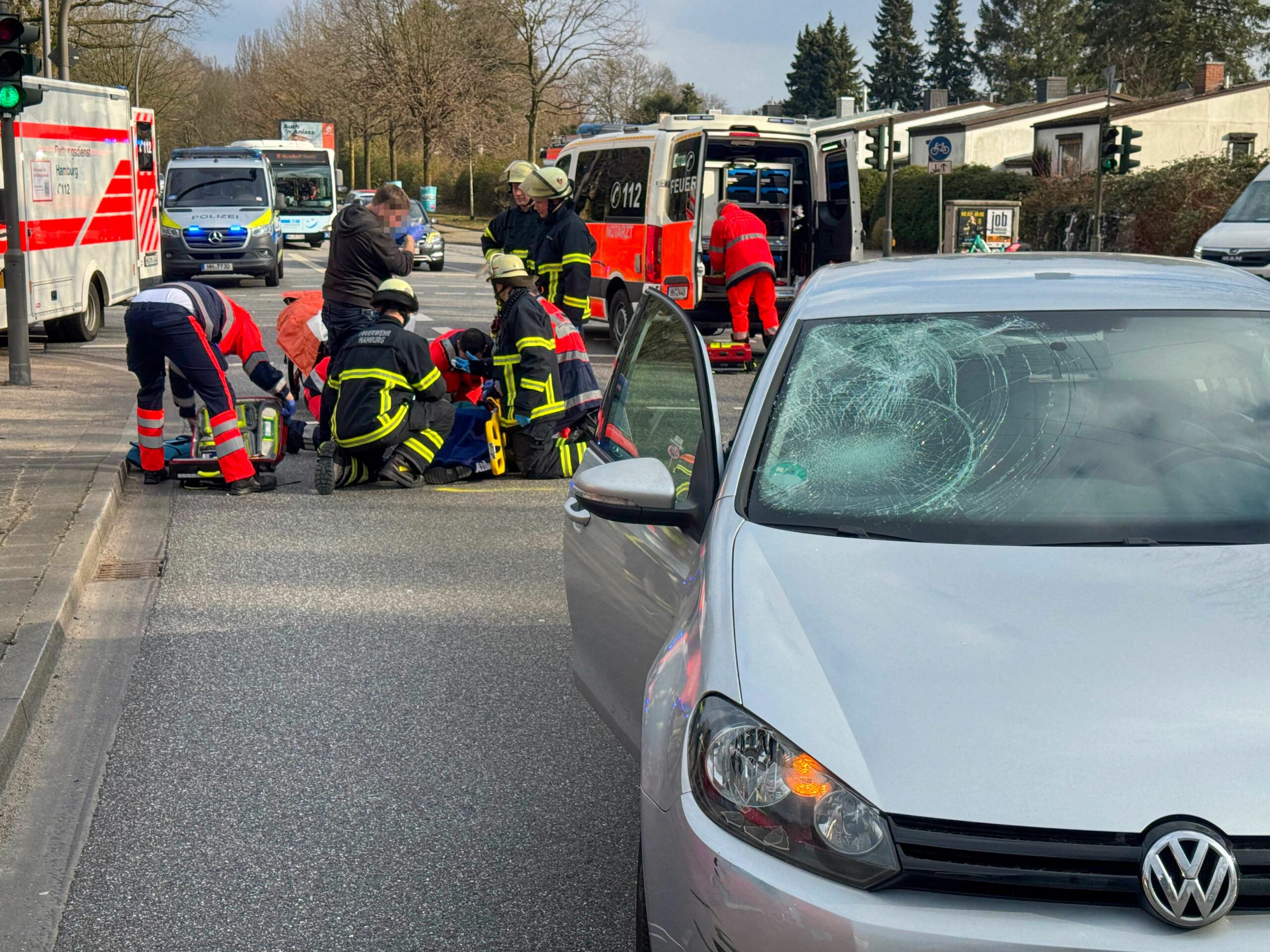 Eine Radfahrerin wurde am Montag bei einem Unfall in Hamburg schwer verletzt.