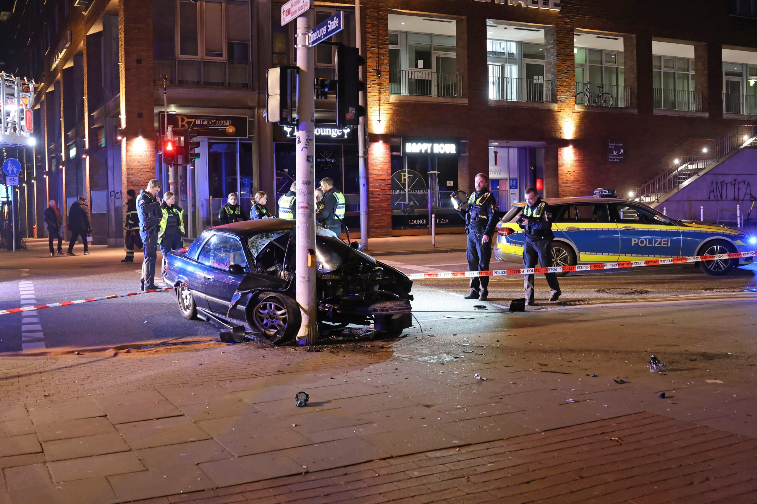 Der BMW rammte auf der Kreuzung Wilstorfer Straße/Krummholzberg in Harburg einen Ampelmast.