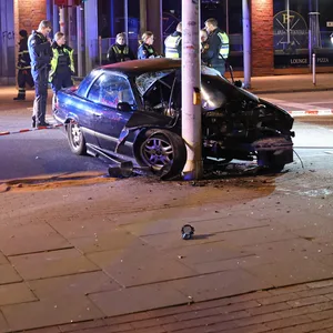 Der BMW rammte auf der Kreuzung Wilstorfer Straße/Krummholzberg in Harburg einen Ampelmast.