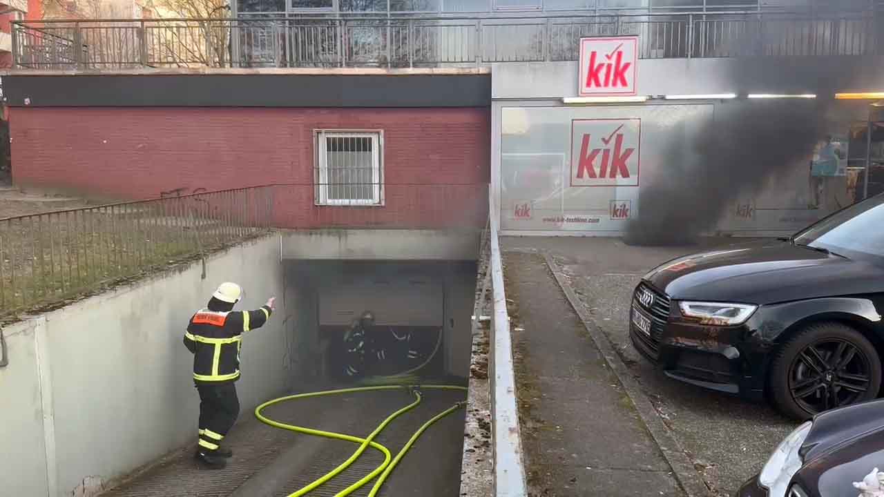 Feuerwehrleute gehen in Tiefgarage