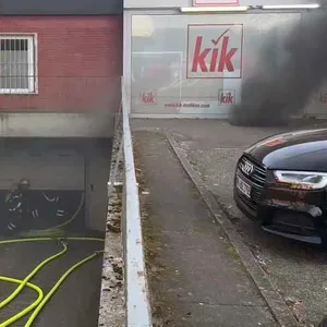 Feuerwehrleute gehen in Tiefgarage