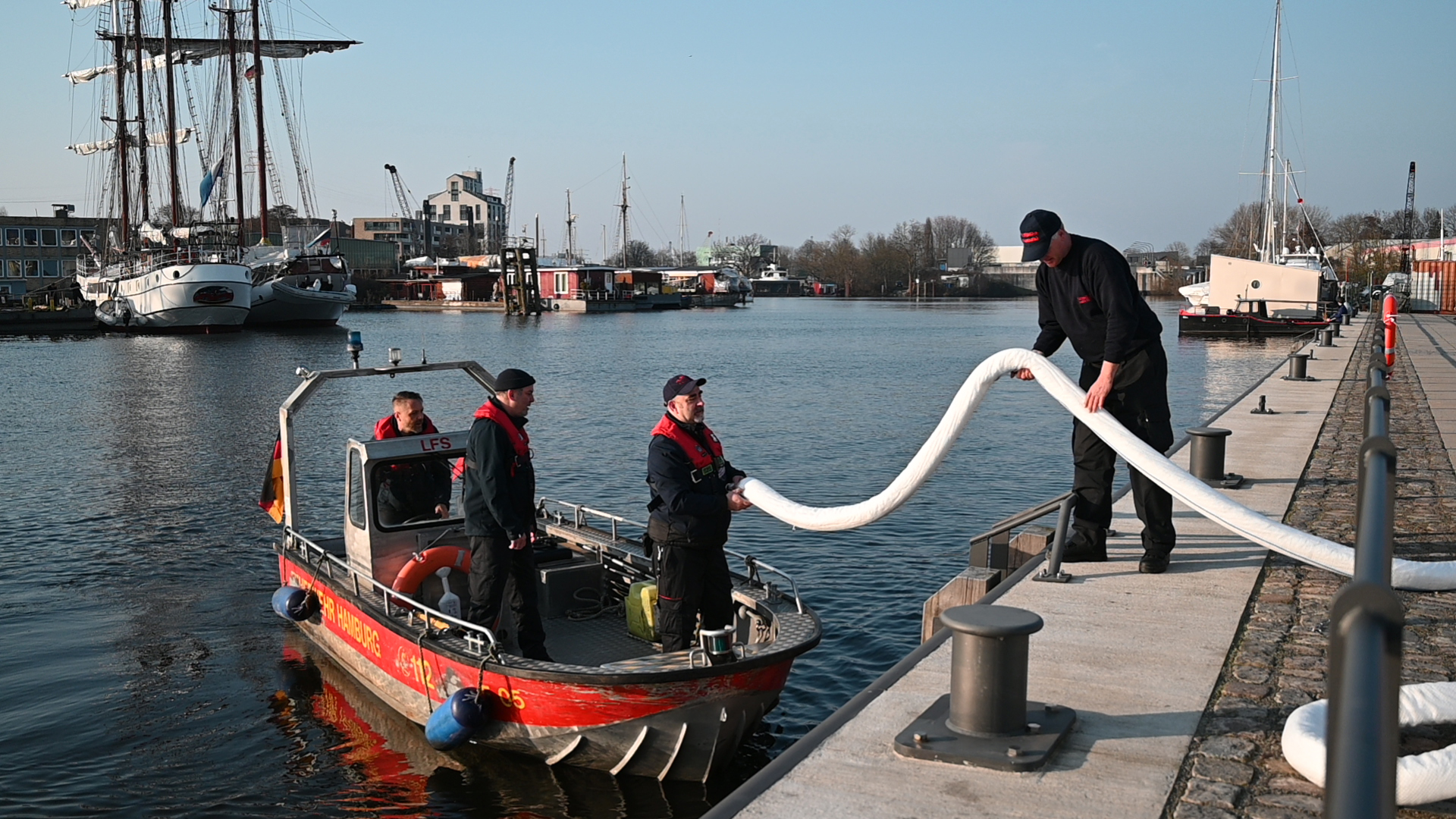 Am Sonntagnachmittag hat es einen Ölunfall im Harburger Binnenhafen gegeben.