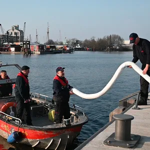 Am Sonntagnachmittag hat es einen Ölunfall im Harburger Binnenhafen gegeben.
