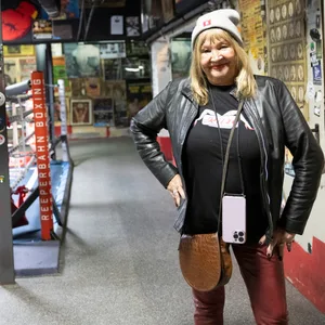 Noch immer schrill und flippig: Carmen Doose (75) im Boxkeller der „Ritze“, wo sie bei der Personality-Show „Kiezlife Live“ mit auftritt.