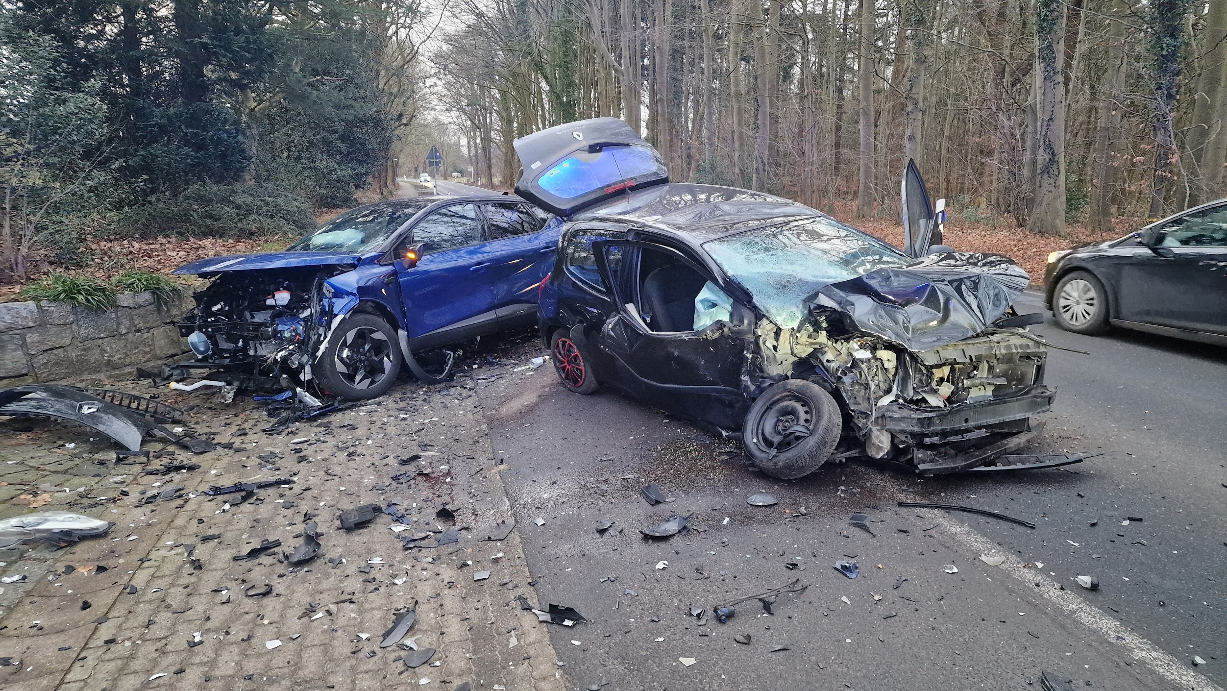 Zwei kaputte Autos am Straßenrand