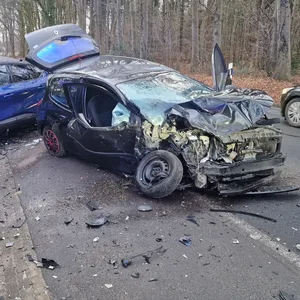 Zwei kaputte Autos am Straßenrand