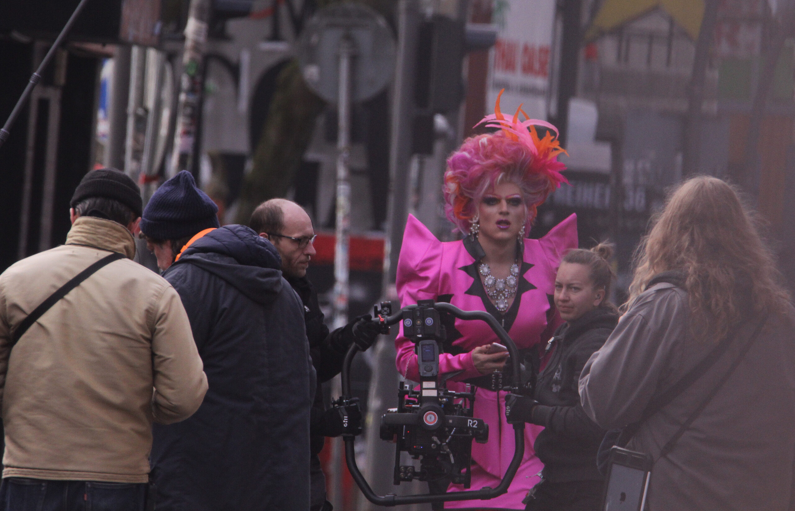 Große Gestalt mit pinker Perücke bei Dreharbeiten