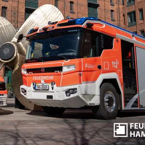 Hamburgs Feuerwehr ist um zwei elektrische Rettungswagen (l.) und elektrisches Hilfeleistungslöschfahrzeug reicher.