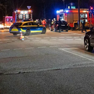 Polizei und Feuerwehr sind an der Unfallstelle im Einsatz.