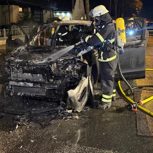 Von dem Land Rover ist nur noch ein qualmendes Wrack übrig.