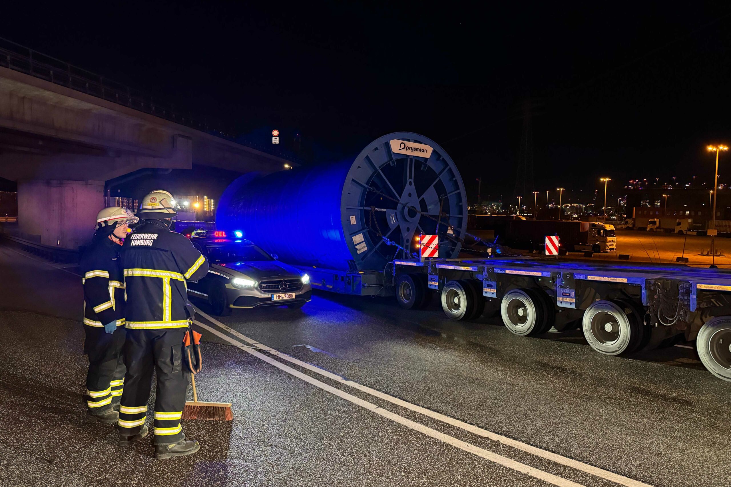 Kurz nach Mitternacht platzte der Hydraulikschlauch eines Schwertransport-Lkws auf der Abfahrt der Köhlbrandbrücke.