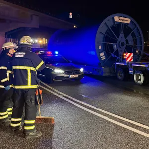 Kurz nach Mitternacht platzte der Hydraulikschlauch eines Schwertransport-Lkws auf der Abfahrt der Köhlbrandbrücke.