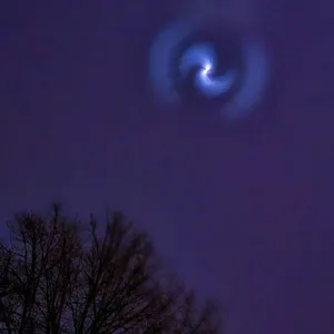 Dieser Lichtwirbel war am Hamburger Himmel zu sehen.
