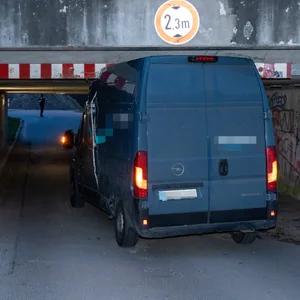 Viel zu hoch! Der Lieferwagen blieb unter Bahnbrücke stecken.