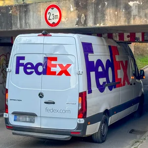 Zum zweiten Mal innerhalb weniger Tage hat sich ein Transporter unter einer Bahnbrücke in Stelle festgefahren.