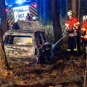 Ein brennendes Auto hat in der Nacht einen Waldbrand in der Lüneburger Heide verursacht.