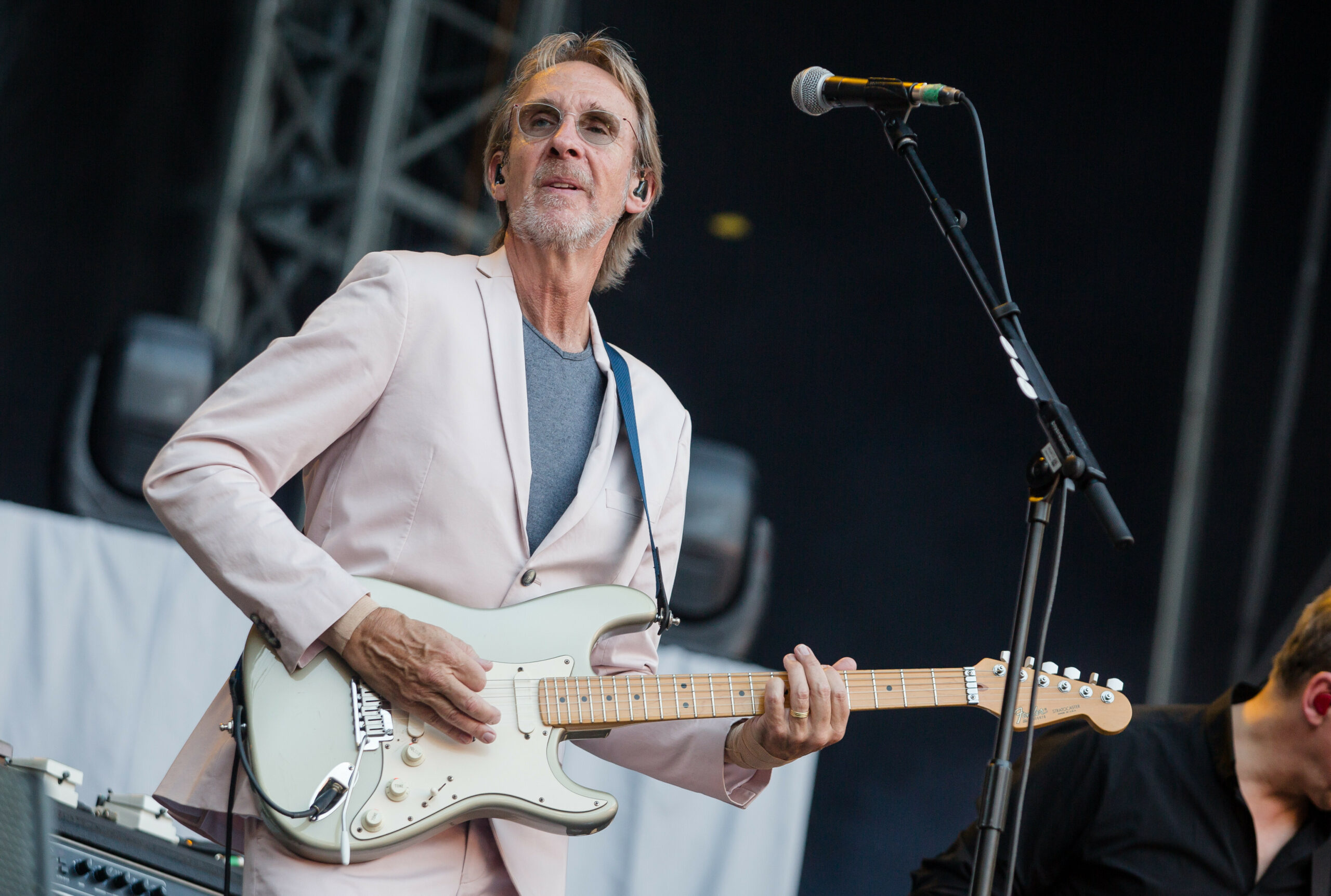 Mike Rutherford spielt auf der Bühne Gitarre.