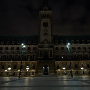 Das Rathaus im Dunklen: Während der „Earth Hour“ werden die Lichter an vielen öffentlichen und privaten Gebäuden ausgeschaltet.