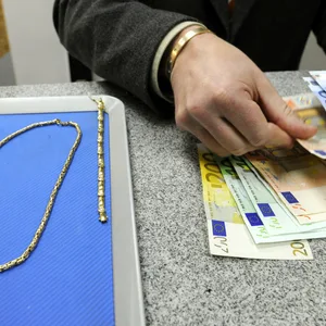 Ketten und Ringe bringen Bares - Im Pfandhaus kommen Verbraucher schnell und unbürokratisch an Geld.