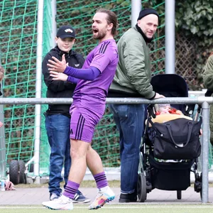 Johann Buttler jubelt vor Fans