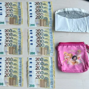15.000 Euro befanden sich in dem pinken Brustbeutel.