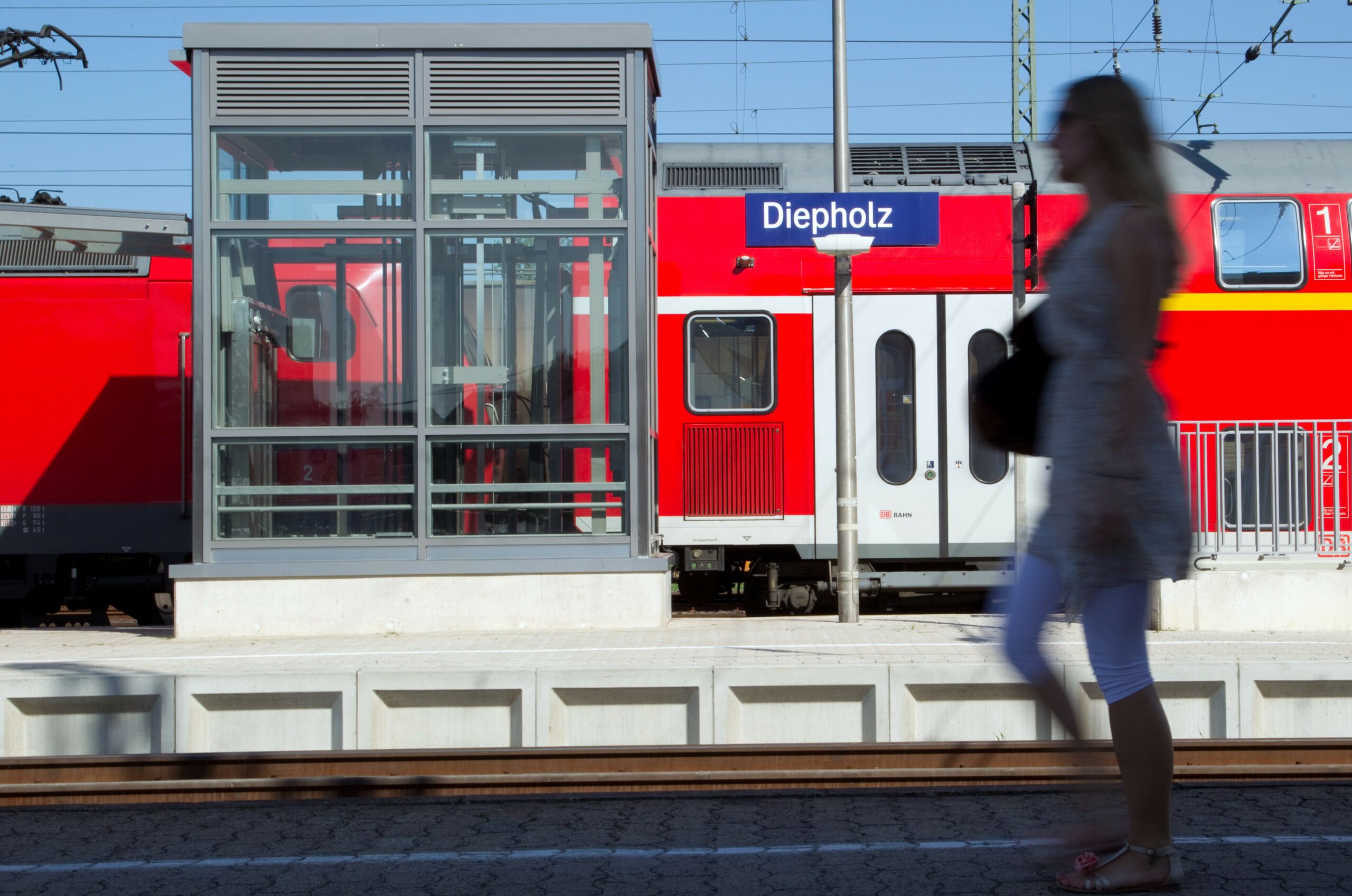 Blick auf einen Fahrstuhl an einem Bahngleis im Bahnhof von Diepholz.